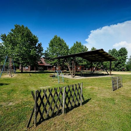 Oliver Inn Camping Balatonlelle Buitenkant foto